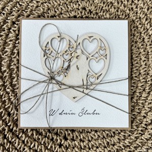 Ręcznie robiona kartka ślubna z życzeniami dla młodej pary w dniu ślubu