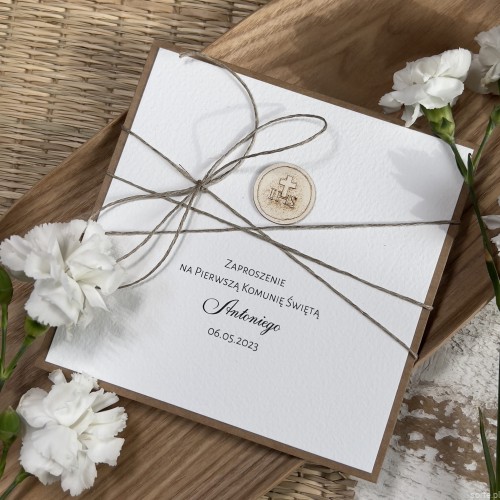 Najpiękniejsze nietypowe minimalistyczne ręcznie robione zaproszenia na komunię personalizowane dla chłopca, dla dziewczynki z hostią Sorte.pl