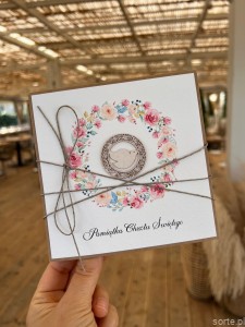 Ręcznie robiona pamiątka chrztu dla dziewczynki z gołąbkiem