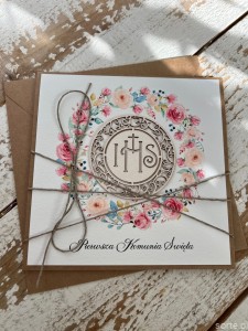 Ręcznie robiona kartka na komunię z życzeniami - dziewczynka komunijna Hostia
