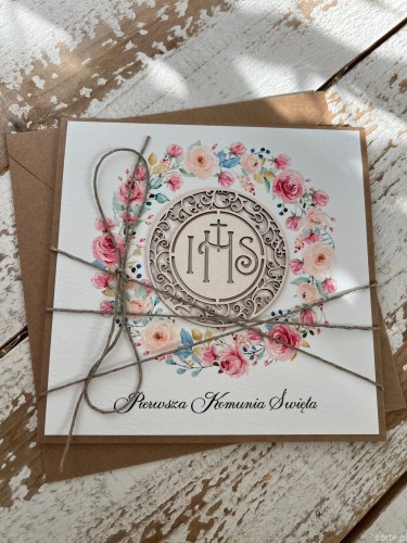 Ręcznie robiona kartka na komunię z życzeniami - dziewczynka komunijna Hostia
