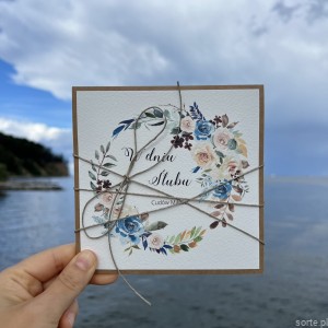 Ręcznie robiona kartka ślubna z niebieskim wiankiem 