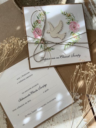 Ręcznie robione zaproszenia na chrzest dla dziewczynki z gołąbkiem