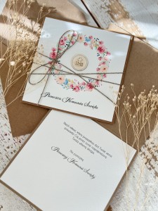 Ręcznie robiona kartka na komunię z życzeniami - dziewczynka komunijna opłatek