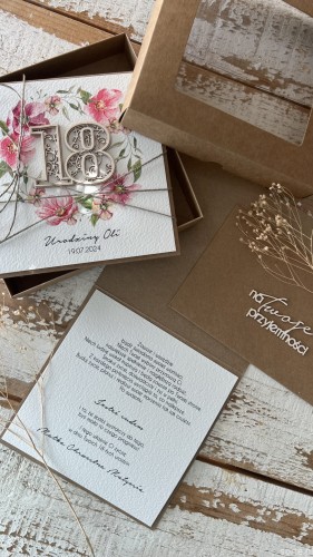 Personalizowany prezent - kartka ręcznie robiona na 18 urodziny w pudełku, pomysł na prezent osiemnastka z personalizacją + personalizowane najpiękniejsze życzenia urodzinowe