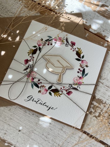 Ręcznie robiona kartka gratulacje z okazji uzyskania absolutorium obrony pracy licencjackiej, magisterskiej, doktorskiej  biret