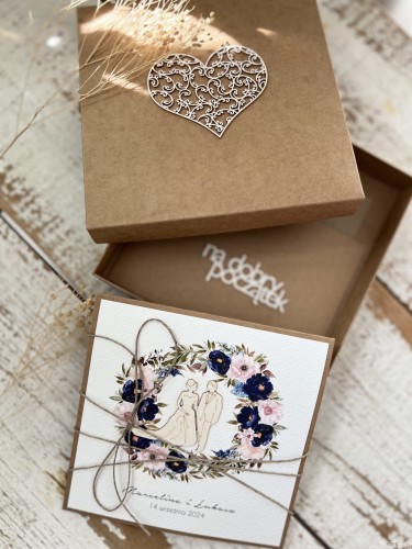 Rustykalna kartka ślubna ręcznie robiona z personalizacją i życzeniami - wianek granat-róż 2