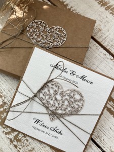 Rustykalna kartka ślubna ręcznie robiona z personalizacją i życzeniami