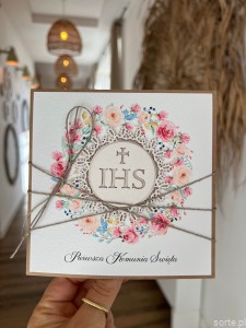 Ręcznie robiona kartka na komunię z życzeniami - dziewczynka komunijna Hostia