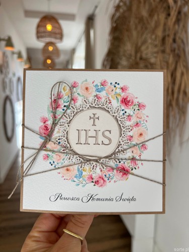 Ręcznie robiona kartka na komunię z życzeniami - dziewczynka komunijna Hostia