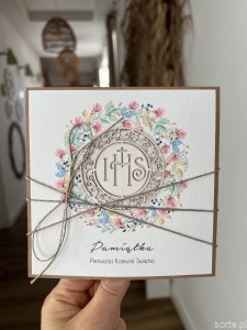 Ręcznie robiona kartka na komunię z życzeniami - dziewczynka komunijna Hostia W