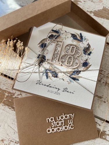 Personalizowany prezent - kartka ręcznie robiona na 18 urodziny w pudełku, pomysł na prezent osiemnastka z personalizacją + personalizowane najpiękniejsze życzenia urodzinowe
