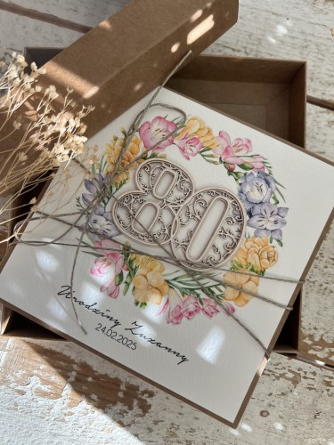 Personalizowana kartka ręcznie robiona z pudełkiem na 80 urodziny, pomysł na prezent na osiemdziesiątkę z personalizacją dla kobiety, mężczyzny + personalizowane najpiękniejsze życzenia urodzinowe - frezje