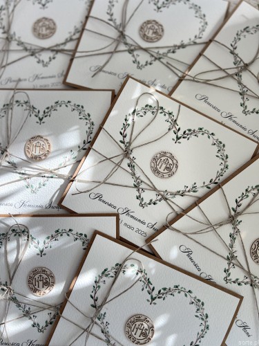 Eleganckie zaproszenia komunijne ręcznie robione z sercem IHS