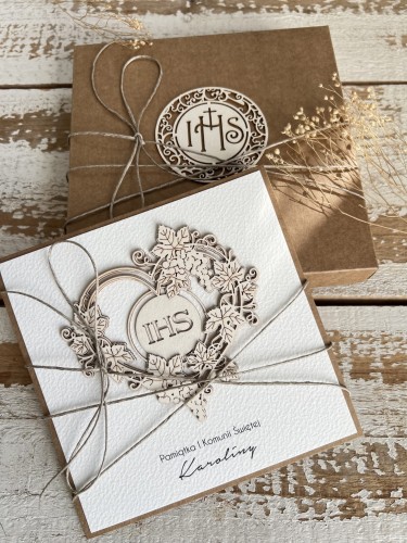 Oryginalna kartka na komunię ręcznie robiona z sercem IHS