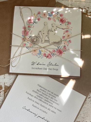 Ręcznie robiona kartka ślubna w dniu ślubu najpiękniejsze życzenia ślubne para młoda na rowerze SORTE.pl
