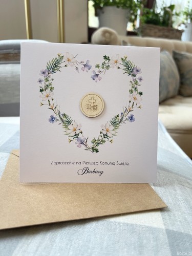 Białe eleganckie zaproszenia komunijne, na komunię ręcznie robione z wiankiem - wianek z personalizacją