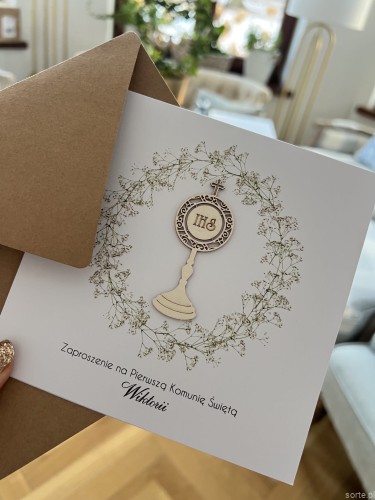 Białe eleganckie zaproszenia komunijne, na komunię ręcznie robione z wiankiem - wianek z personalizacją
