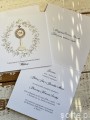 Białe eleganckie zaproszenia komunijne, na komunię ręcznie robione z wiankiem - wianek z personalizacją