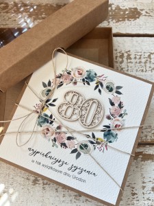 Ręcznie robiona kartka życzenia na 80 urodziny, osiemdziesiątka - pomysł na prezent na osiemdziesiątkę w pudełku