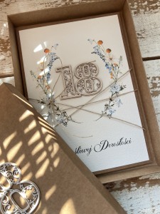 Ręcznie robiona kartka na 18 urodziny, osiemnastka - prezent życzenia na osiemnastkę w pudełku A5