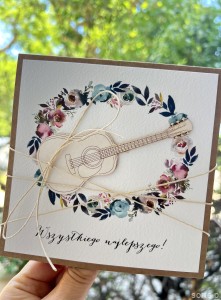Kartka ręcznie robiona urodzinowa dla muzyka, gitarzysty, na urodziny gitara z gitarą - prezent,  życzenia (1)