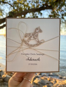 Personalizowana kartka na chrzest z konikiem - pomysł na prezent - pamiątka chrztu ręcznie robiona od matki chrzestnej + najpiękniejsze życzenia