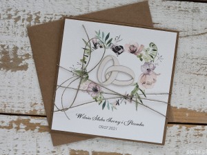 Rustykalna kartka ślubna ręcznie robiona w kopercie z obrączkami w sercu