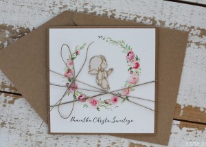 Ręcznie robiona pamiątka chrztu z siedzącym aniołkiem