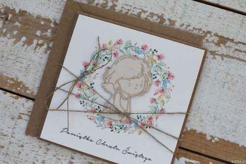 Ręcznie robiona pamiątka chrztu z siedzącym aniołkiem