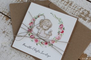 Ręcznie robiona pamiątka chrztu z siedzącym aniołkiem