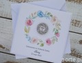 Białe eleganckie zaproszenia komunijne z personalizacją