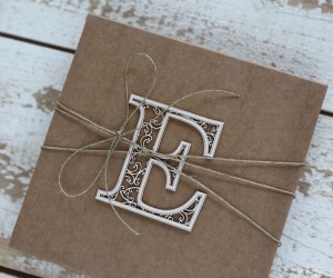 Ręcznie robiona kartka na chrzest - pamiątka chrztu monogram litera E